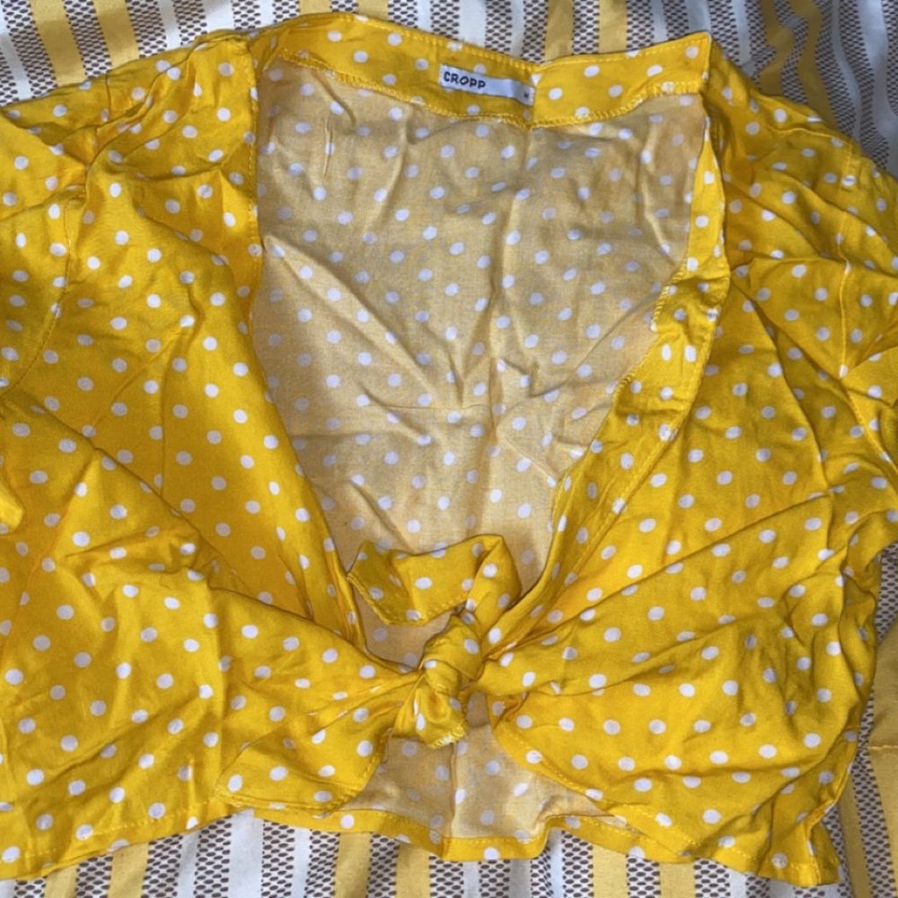 Cropped tie front tee